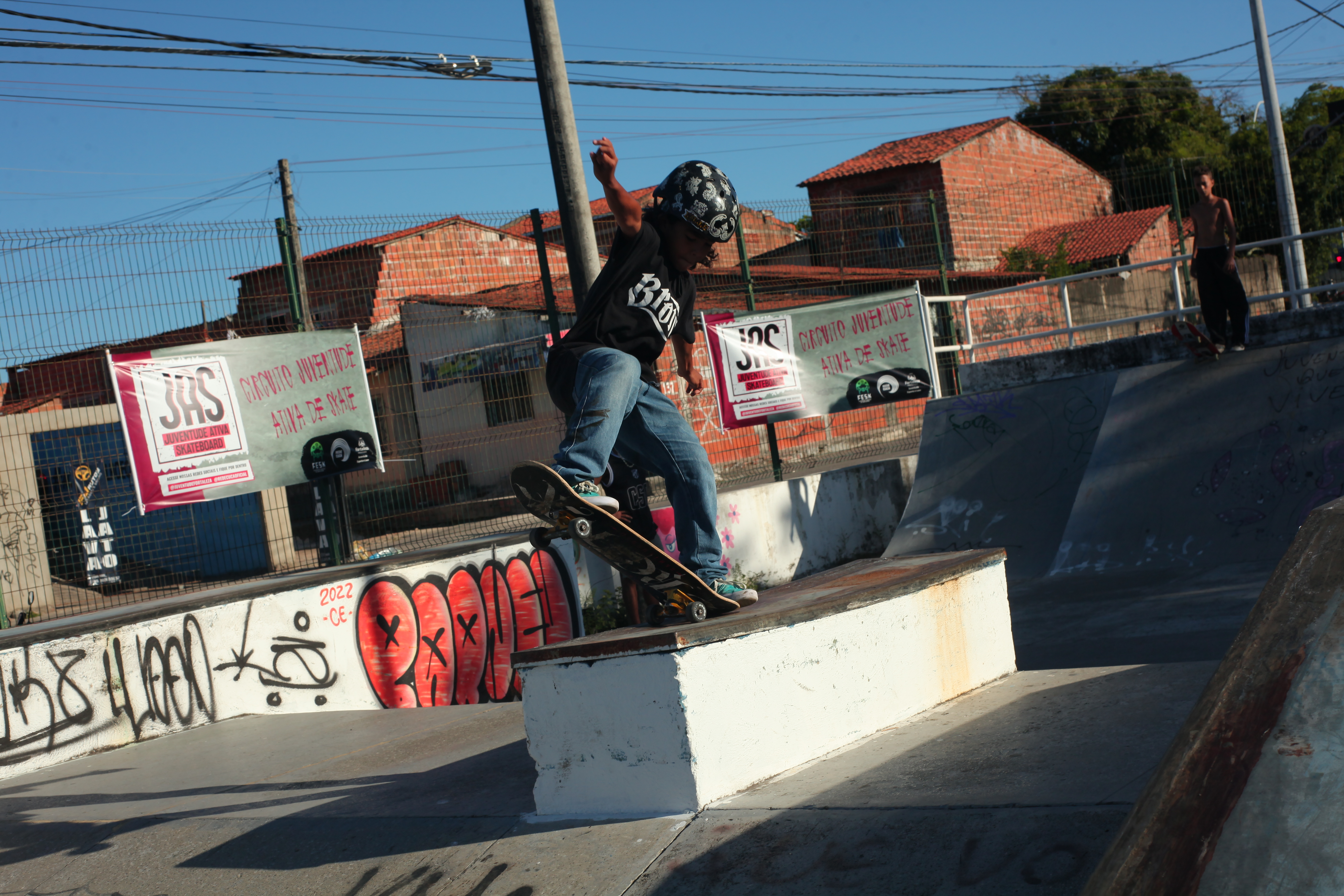 jovem um skate 